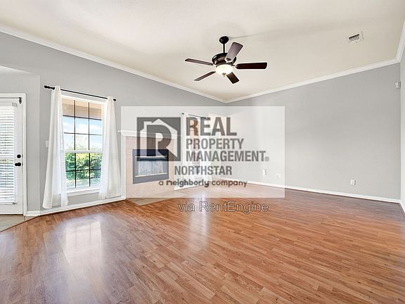 4th image of 308 Pin Oak Ln
