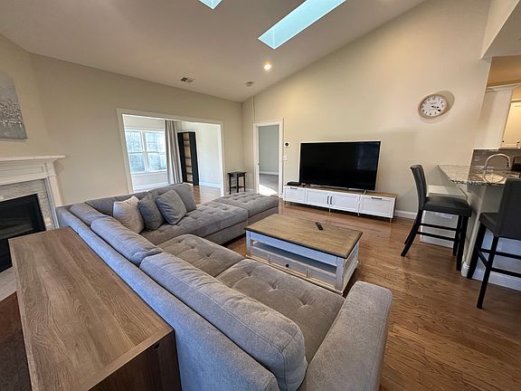 2nd image of 31 Albert St #31