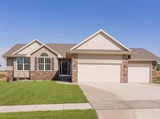 1400 Petrus Dr NE, Cedar Rapids, IA 52402