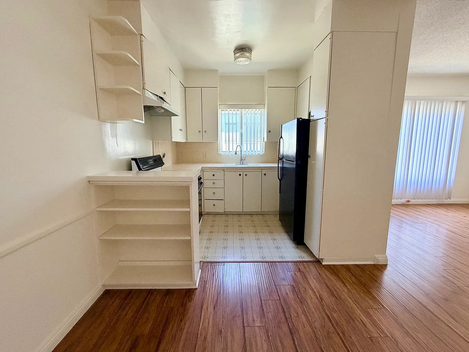 717 N Sycamore Ave — Photo 3
