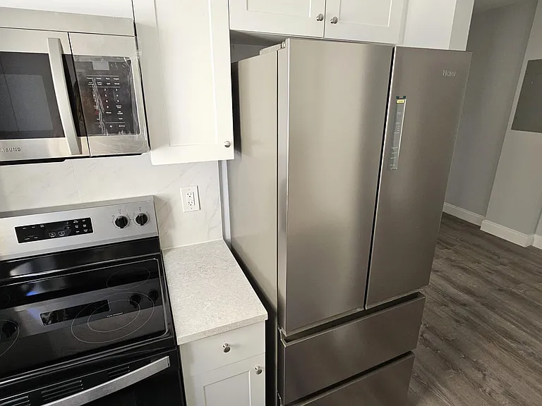 1142 SW 4th St #9 — Photo 2