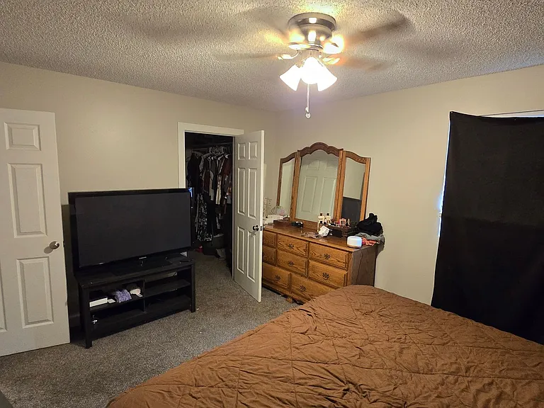 2 Bed, 1.5 Bath Townhome with Garage Near McKee Medical Center — Photo 14