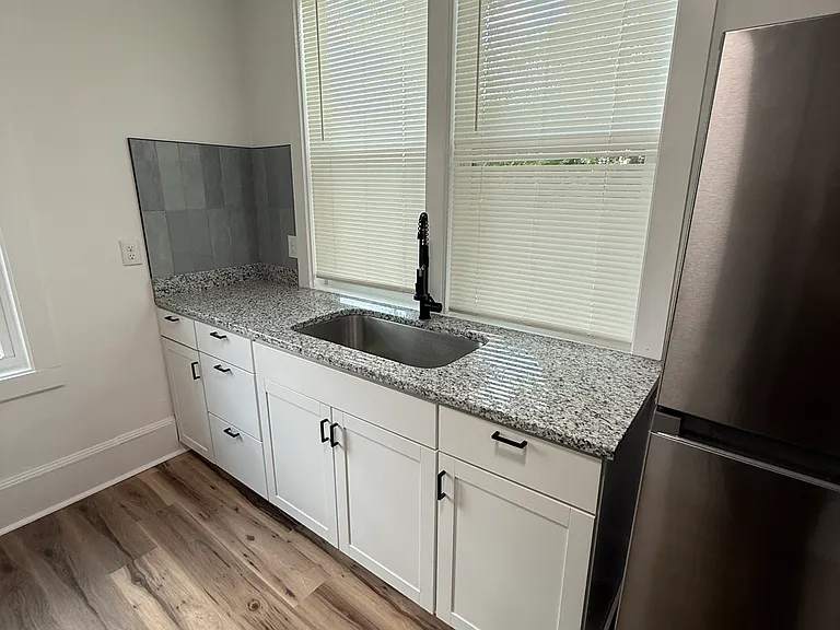Kitchen (view 4)