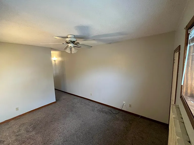 927 E Grand Ave — Photo 15