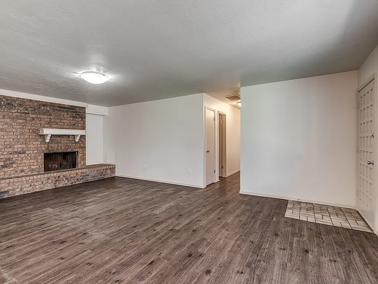 9027 N Rockwell Dr — Photo 9