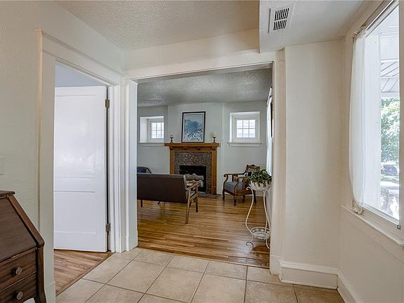 4th image of 3911 Campbell St