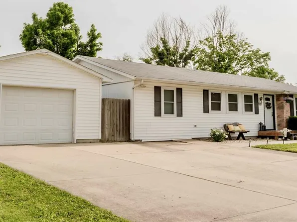 204 Meadowlark Dr, Godfrey, IL 62035