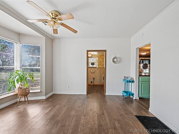 4th image of 210 S Rosehill Ave