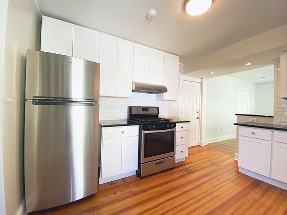 Storage is maximized in this kitchen with modern 42" White shaker cabinets and the perfect layout to make cooking easy!