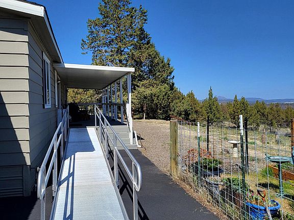 4th image of 923 SE Akins Dr