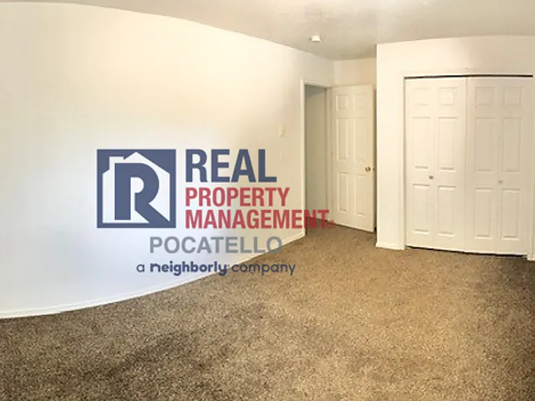 1120 E Poplar St — Photo 12