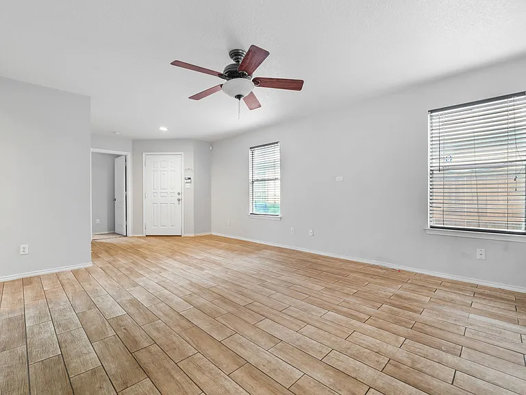 323 Amberdale Oak — Photo 7
