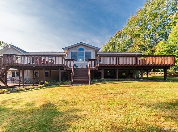 4th image of 40 Deer Brook Dr