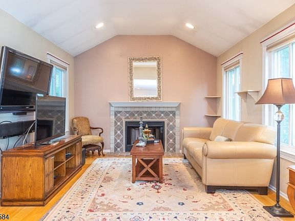5th image of 17 Constitution Ct