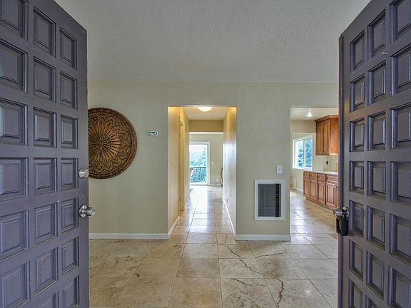 2nd image of 911 Vista Del Mar Dr