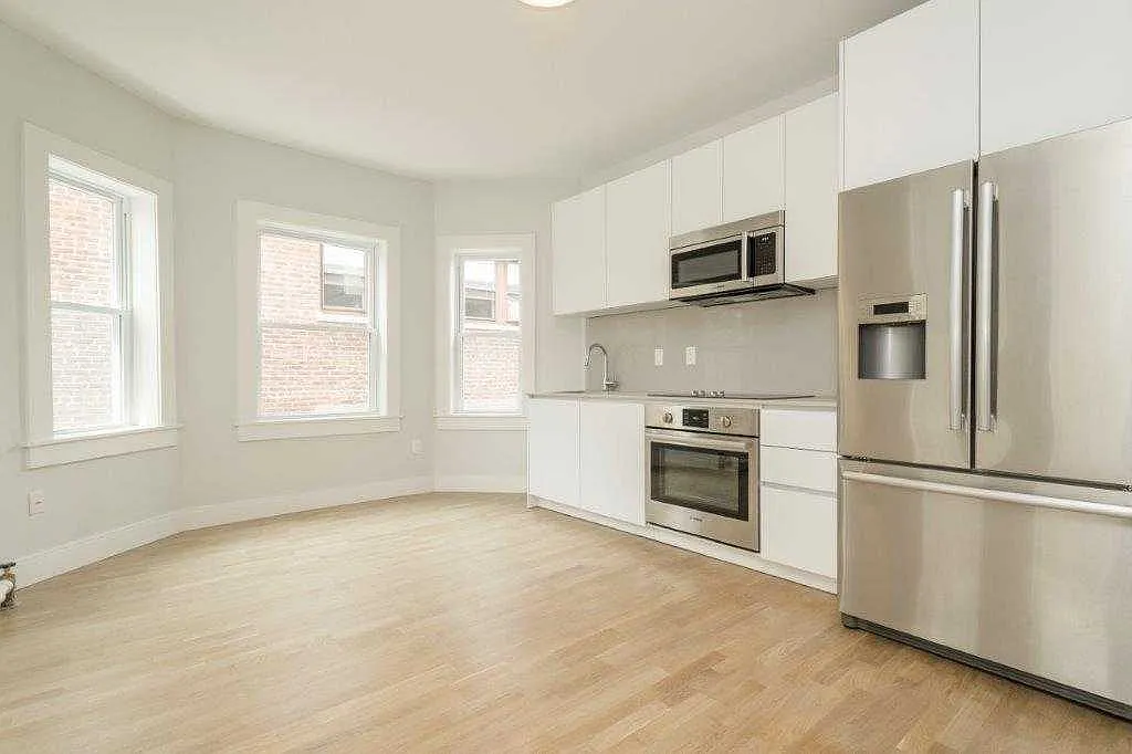 3 bed, $4,400 — Photo 2