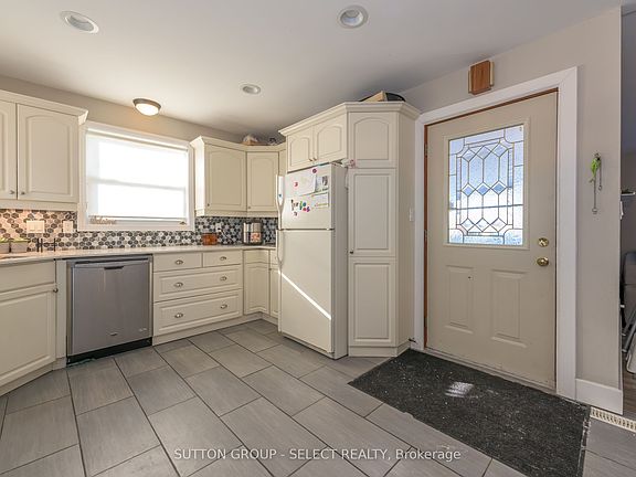 3rd image of 1566 Nairn Ave
