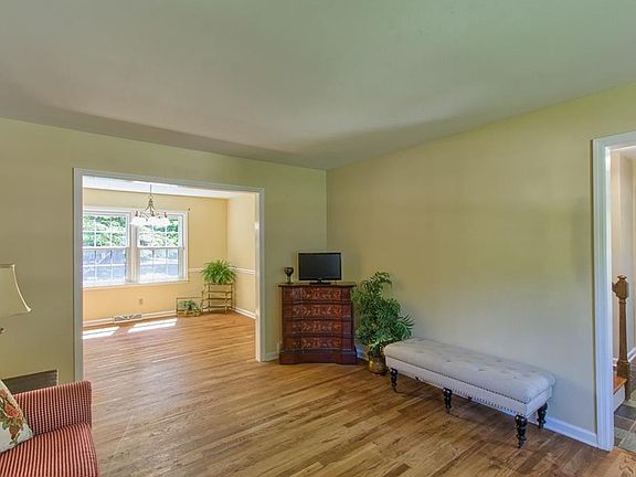 5th image of 719 Fenster Ct