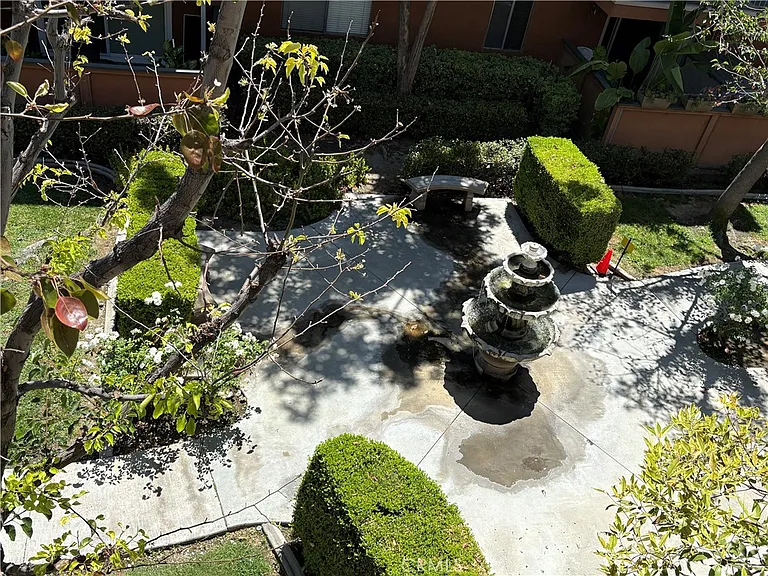 400 N Acacia Ave — Photo 23