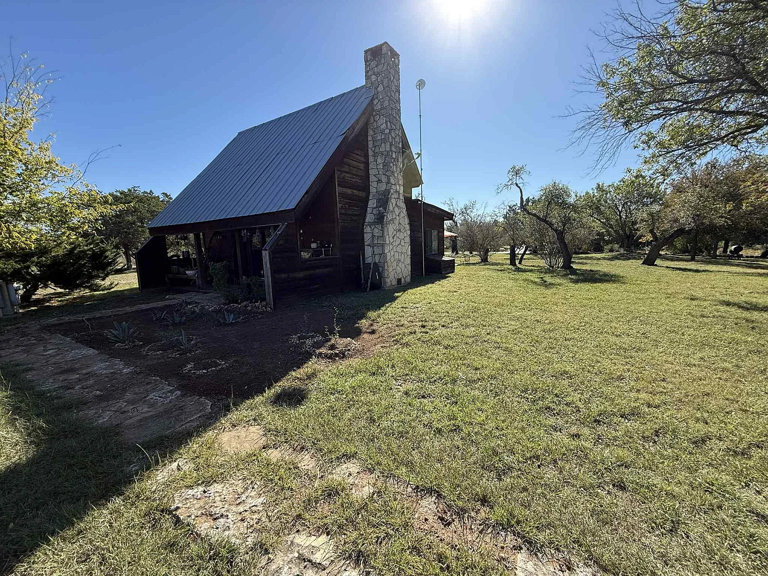 3 bed, 2.0 bath, 1144 sqft, $1,600 — Photo 3