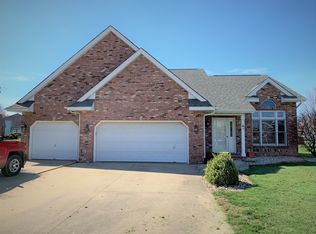 5 Glenmoor Ct, Bethalto, IL 62010