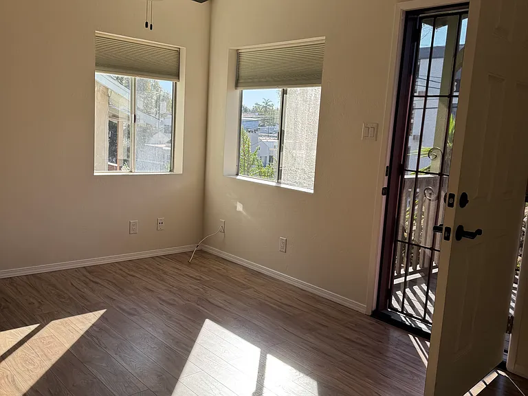 2018 Robinson Ave — Photo 3