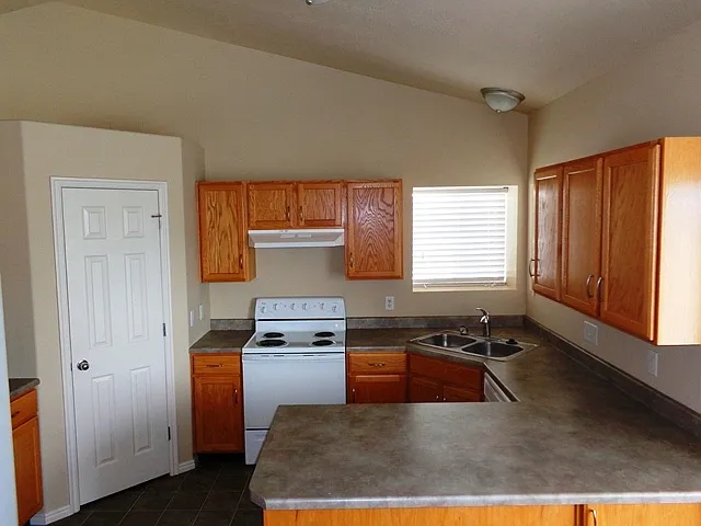4 bed, 3.0 bath, 2747 sqft, $2,955 — Photo 3