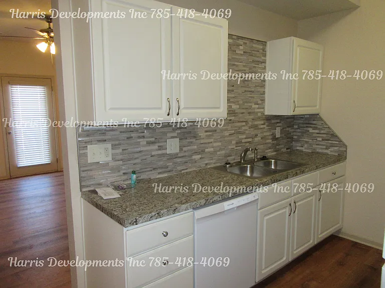 909 W 17th St — Photo 7