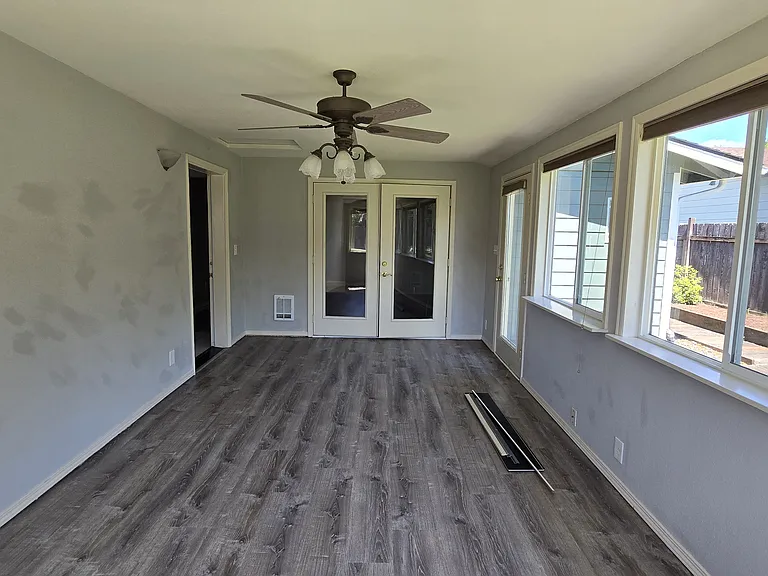 702 Montgomery St — Photo 26