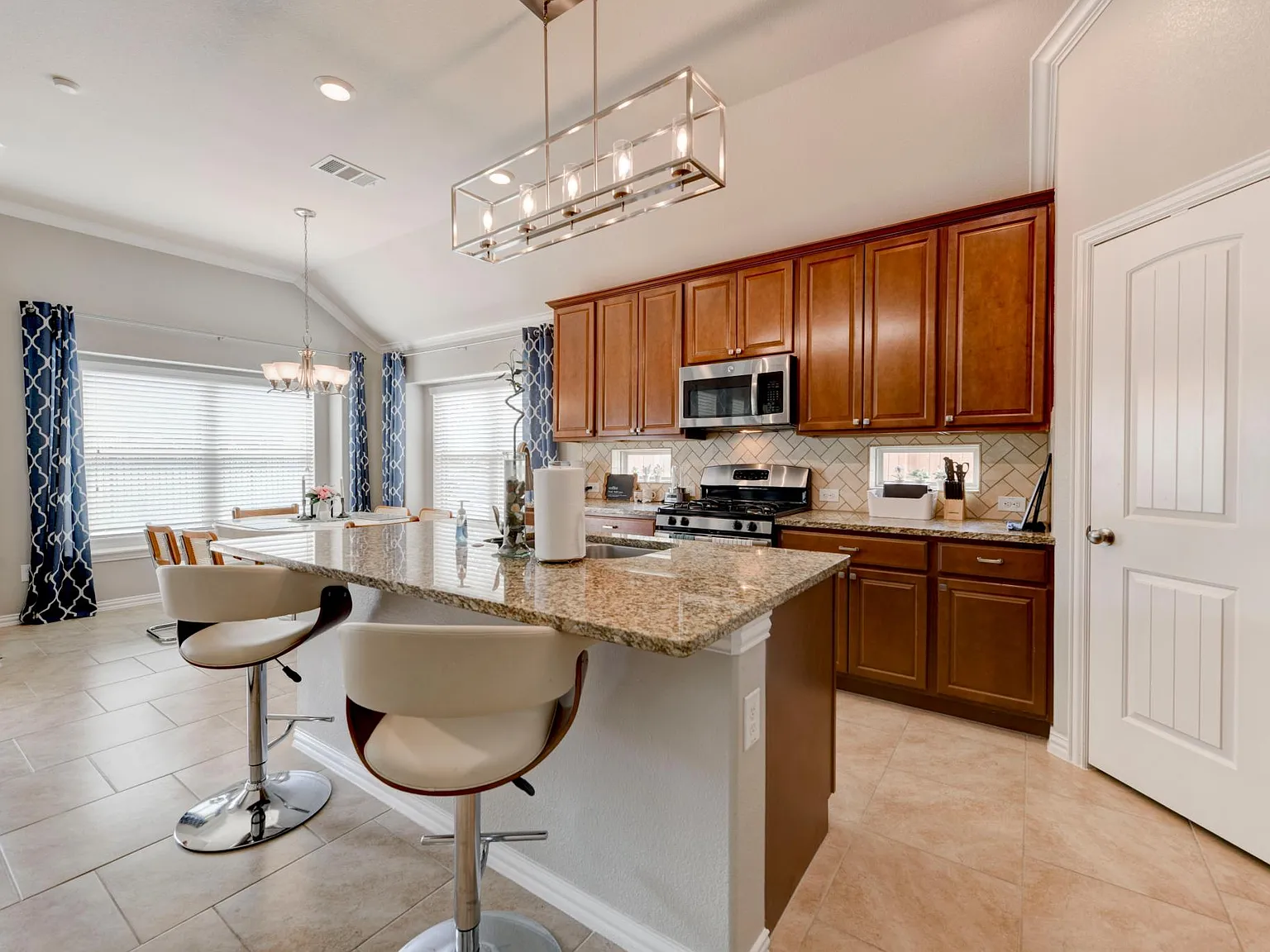 4 bed, 2069 sqft, $6,000 — Photo 3