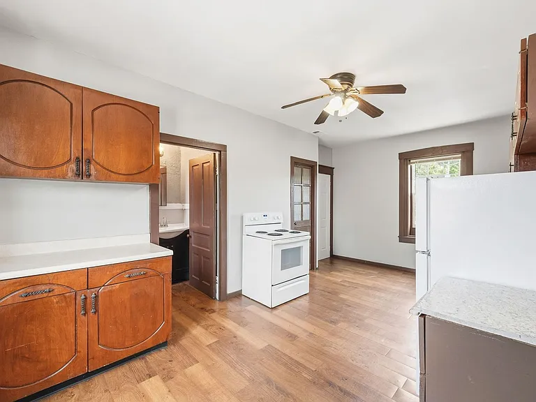 511 W Schirmer St — Photo 23