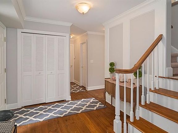3rd image of 935 Colony Dr