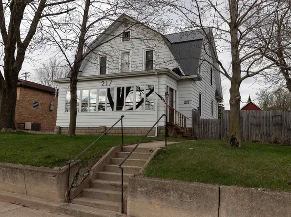217 W Embarrass St, Hortonville, WI 54944
