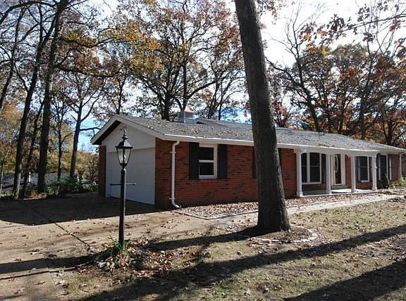 2nd image of 406 Oakmont Cir