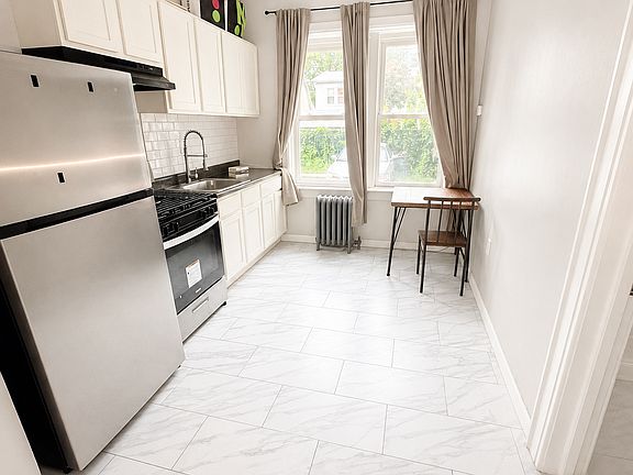 3rd image of 476 Roseville Ave #2