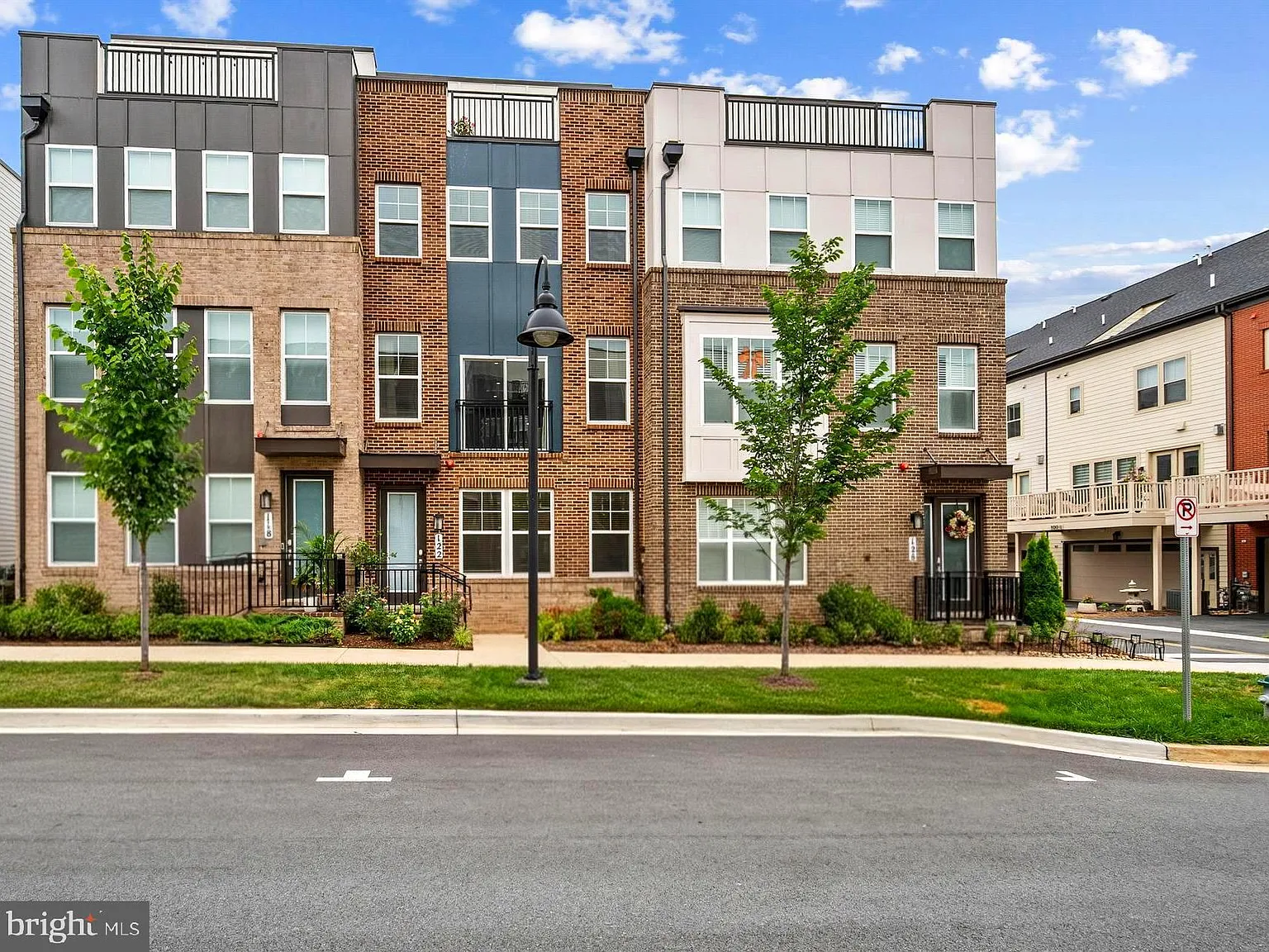 3 bed, 5.0 bath, 2679 sqft, $5,300 — Photo 1