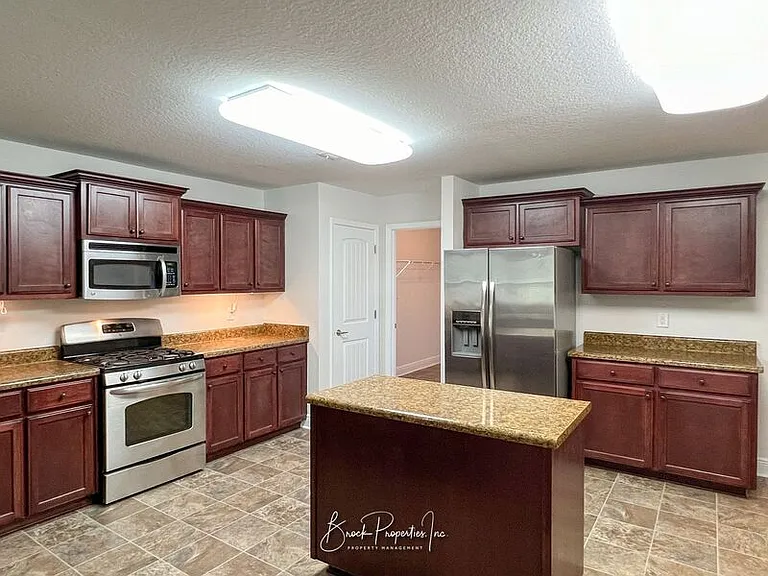 2080 Stennis Dr — Photo 9