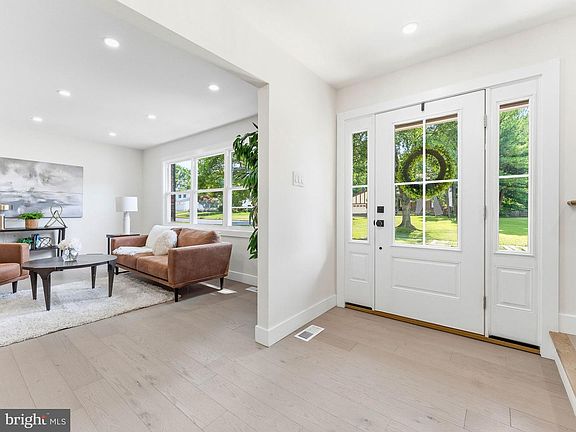 3rd image of 25 Mindy Dr