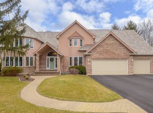 5 Mossfield Ct, Sugar Grove, IL 60554