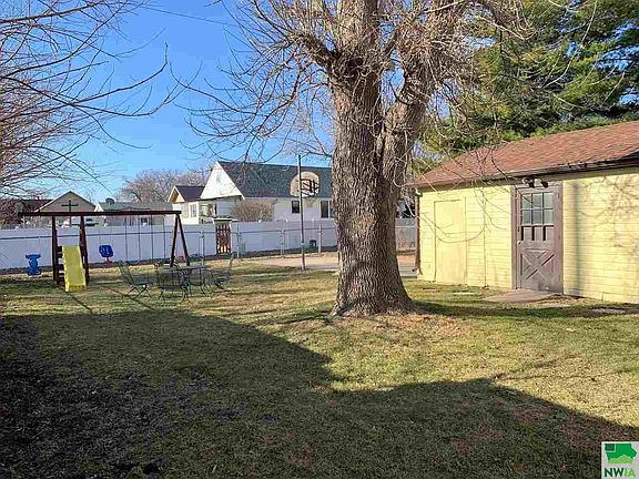 3rd image of 306 E 29th St
