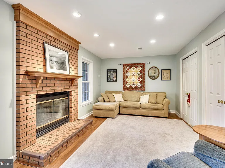 11906 Matthews Ct — Photo 13