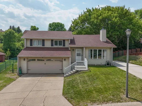 915 26th St NW, Minot, ND 58703