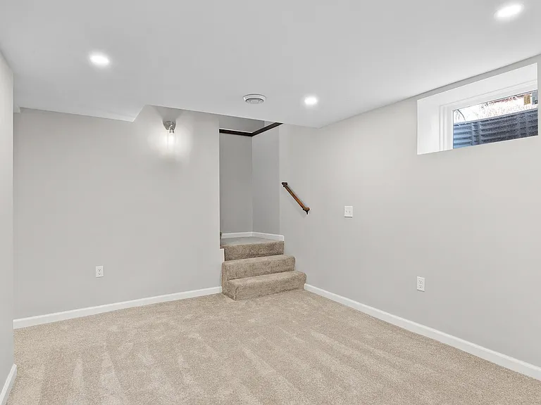 216 W 32nd St — Photo 22