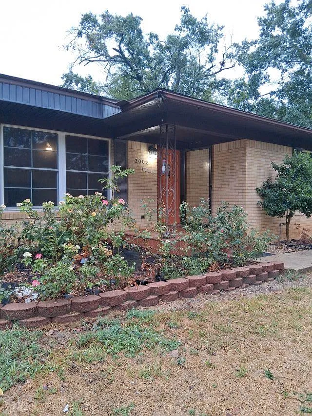 3 bed, 2.0 bath, 1819 sqft, $1,800 — Photo 2