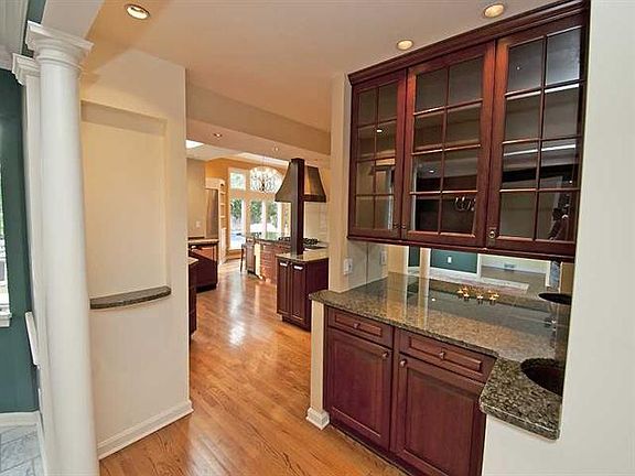 Butler pantry, wet bar area