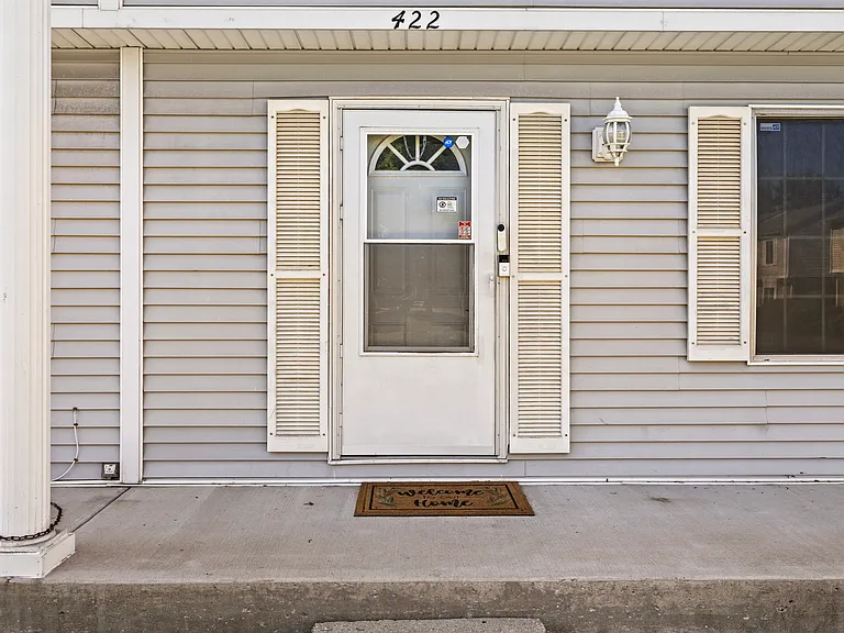 422 Gainsborough Ct #422 — Photo 2