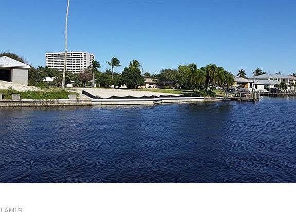 4th image of 904 N Town And River Dr