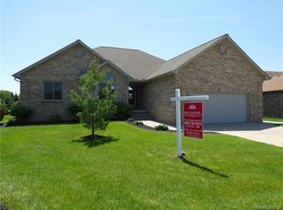 21156 Cumberland Dr, Macomb, MI 48044