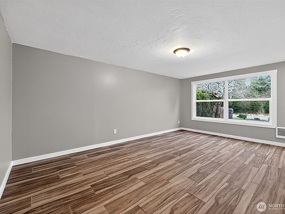 4th image of 121 E Harriman Street