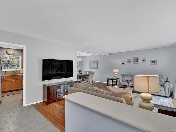 3rd image of 17 Leawood Dr